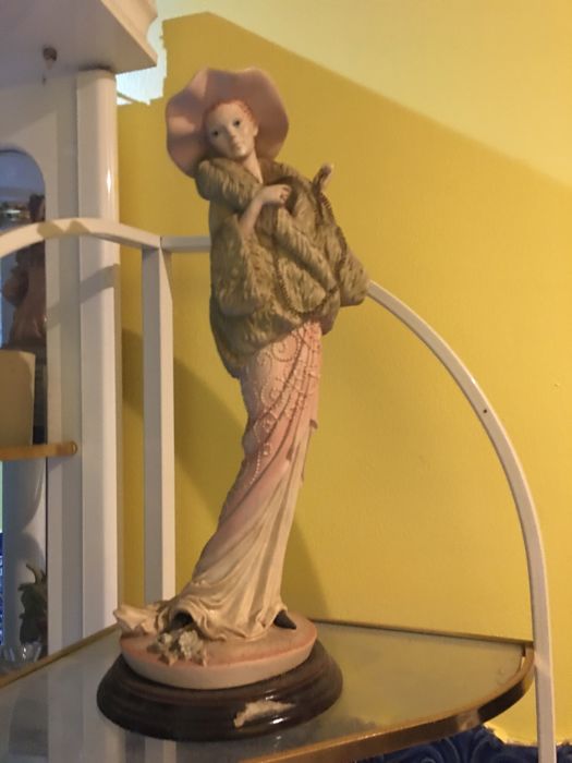 Estatueta Decorativa de Mulher