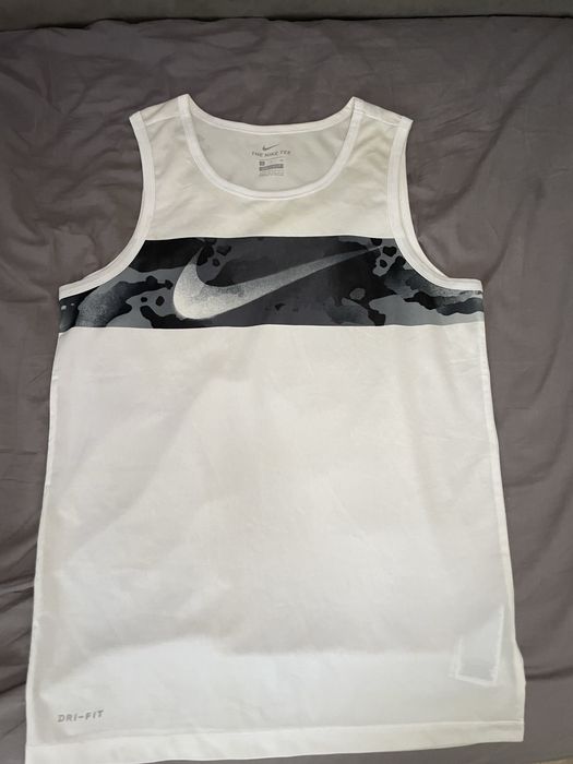 спортивна майка Nike Camo Swoosh Training Tank білого кольору