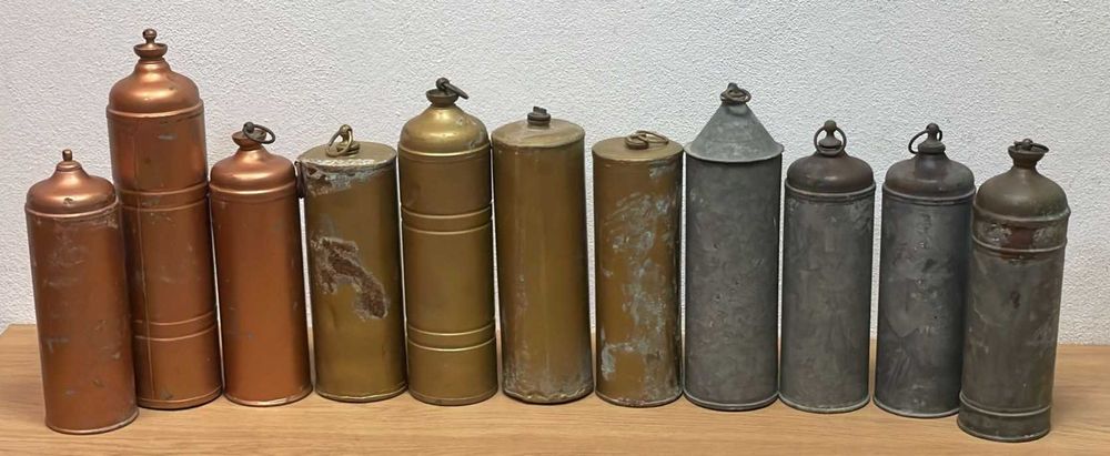 Garrafas antigas, vazias em cobre, para agua quente