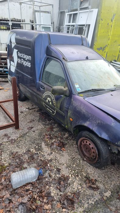 Ford Courier acidentada c/motor em bom estado