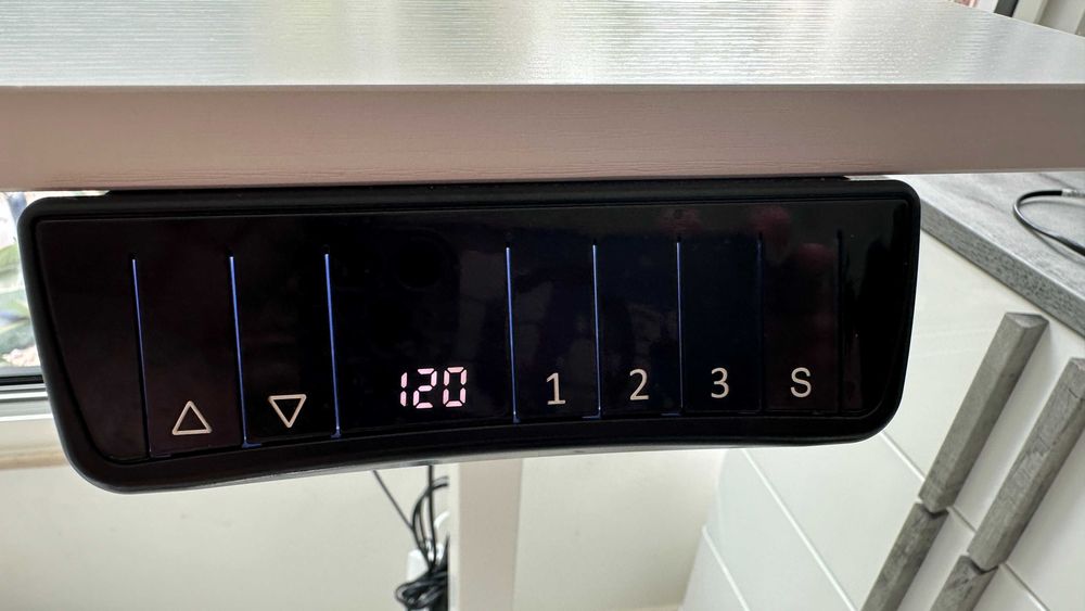 Secretária elétrica regulável em altura + cadeira com rodas – Conjunto 100€