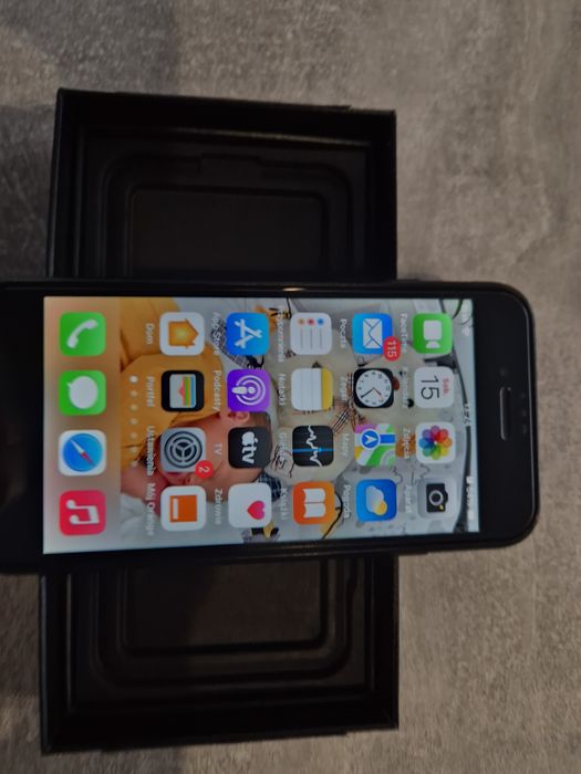 Iphone SE 2020 + Etui x 7 + Szkła + Lokalizatory x 3