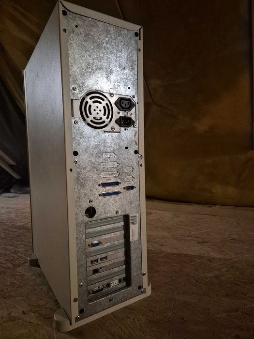 Sprzedam dwie obudowy do komputerów Vobis i Pentium