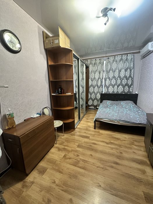 Продам гостинку 5 мин метро Защитников Украины , конный рынок