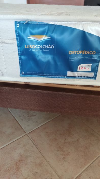 Tenho duas camas  madeira solteiro com colchão  ortopédico uma com estrado e outra sem . 100.00 e 110