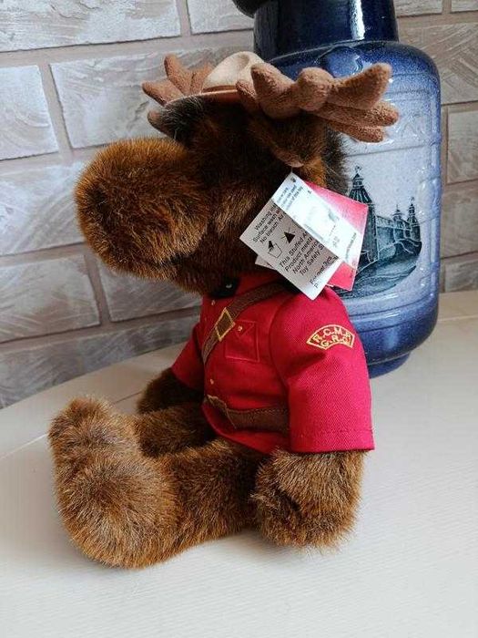 Іграшка лося, одягнена у форму королівської канадської кінної поліції