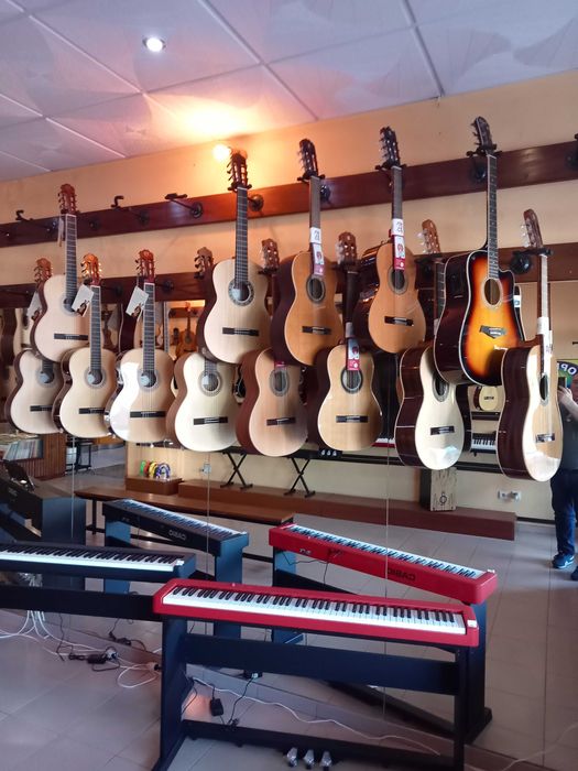 Guitarras e Ukulélés "NOVO" a partir de 40€