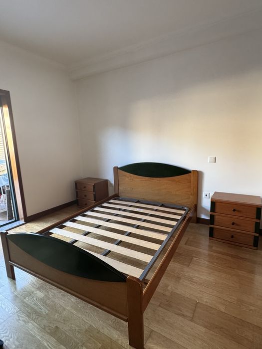 Conjunto Quarto (cama, mesas de cabeceira, cómoda)
