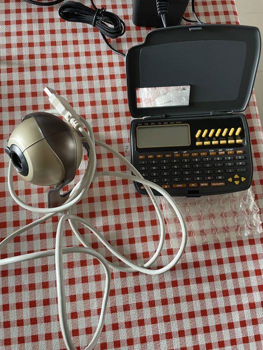 Conjunto de cabos de rede, VGA, usb, monitor e carregadores