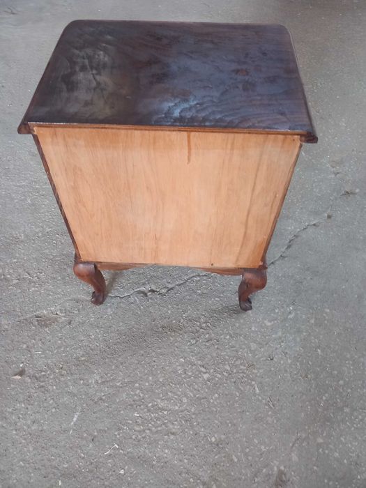 Mesa de cabeceira antiga  com 0,45cn largura  0,60cm altura  0,35cm fundo com uma gaveta e uma porta