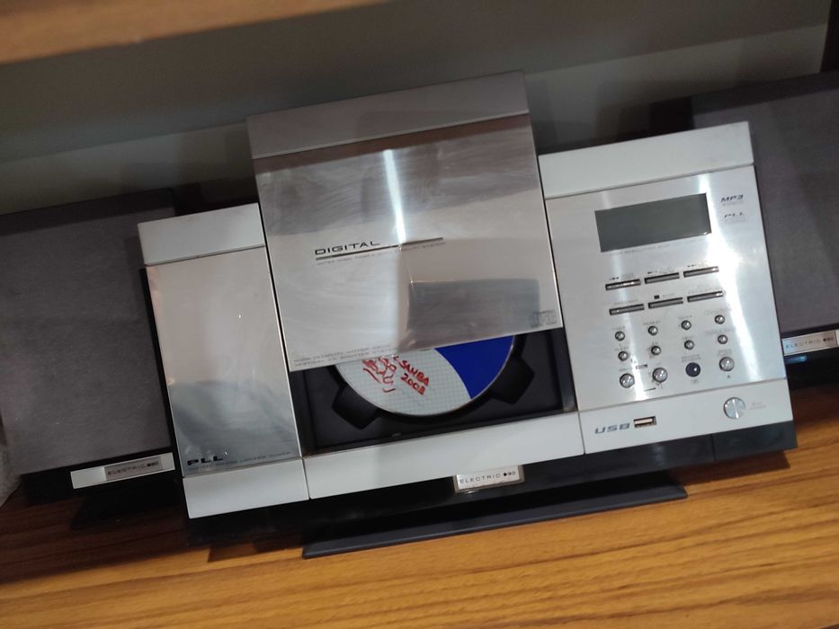 Radio com leitor de CD e entrada USB