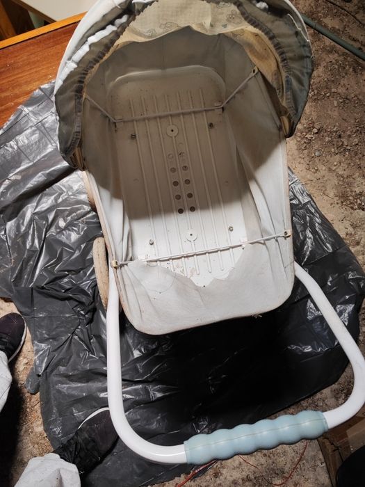 Dois carrinhos de transportar bonecos para as crianças brincarem