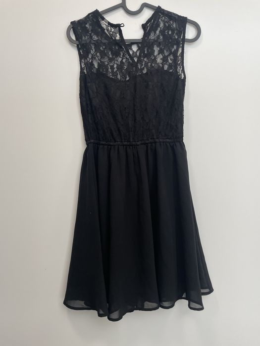 Czarna sukienka z koronkowym dekoldem