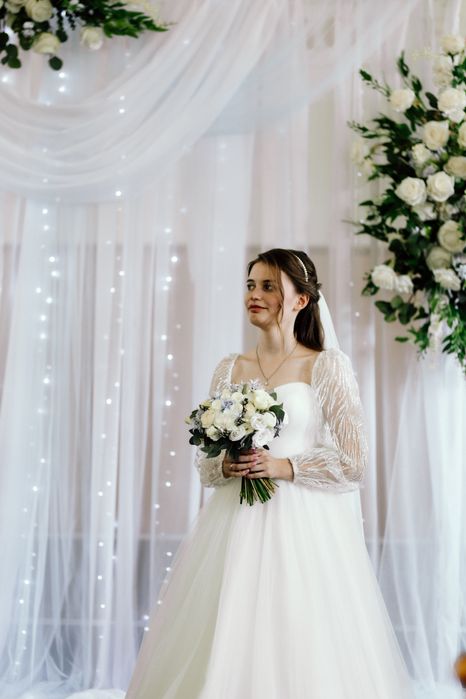Весільна сукня з рукавами, ремінцем та фатою
