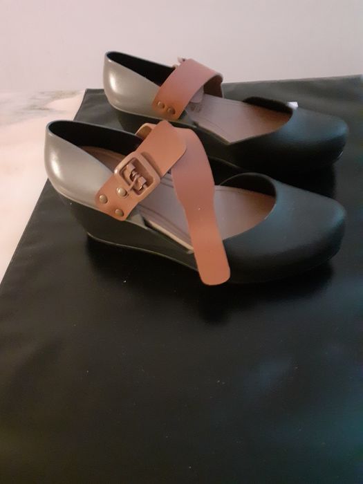 Vendo sapatos e botas novas.