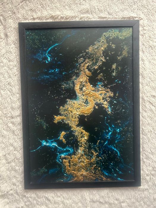 Zestaw trzech obrazów na ścianę w czarnej ramie, abstrakcja, marmur