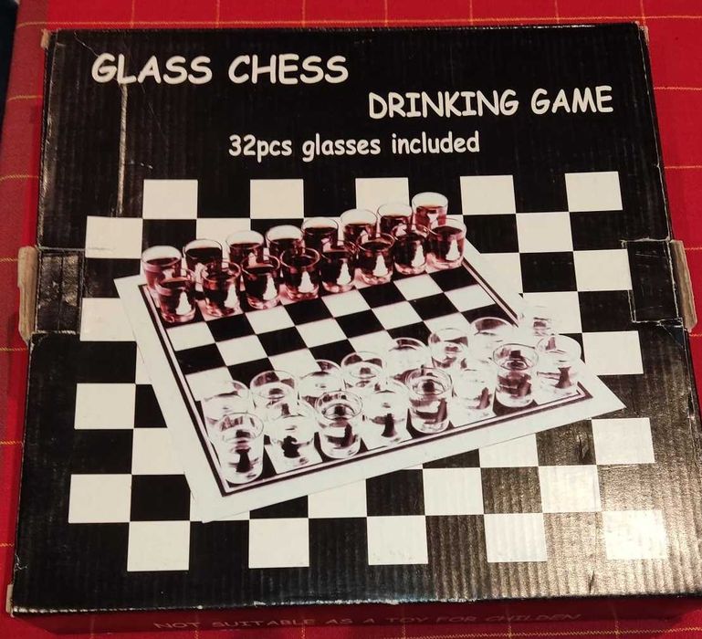 Jogo de Tabuleiro Xadrez com copos de shot