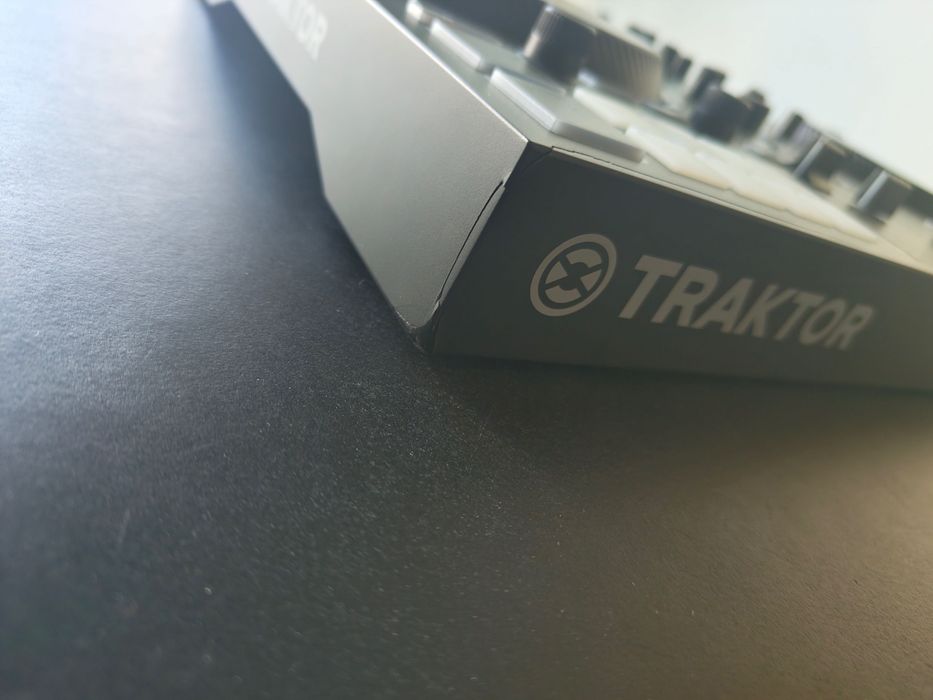 Kontroler DJ Traktor Kontrol s2mk3
