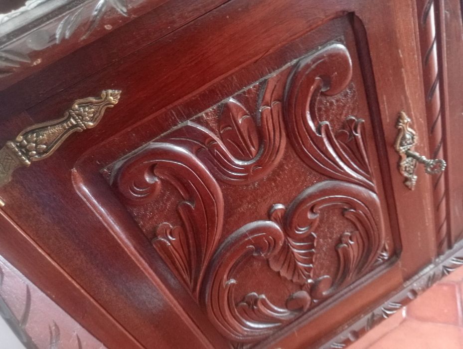 Movel antigo,em breve m estado e fica lindíssimo recuperado em qualque