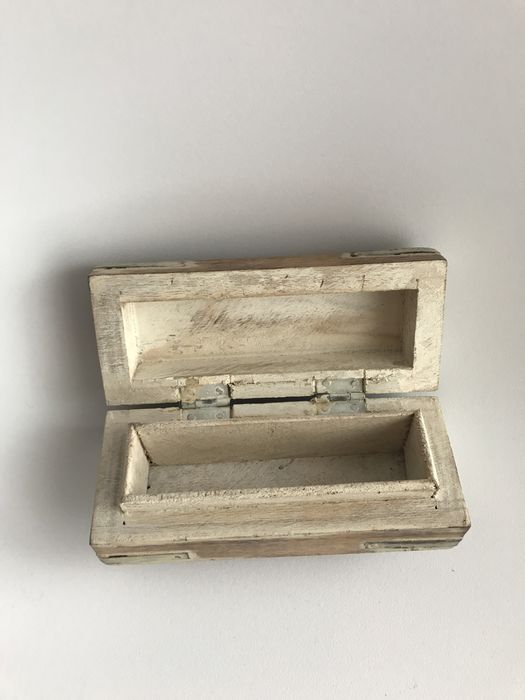 Caixa de madeira com aplicações em metal