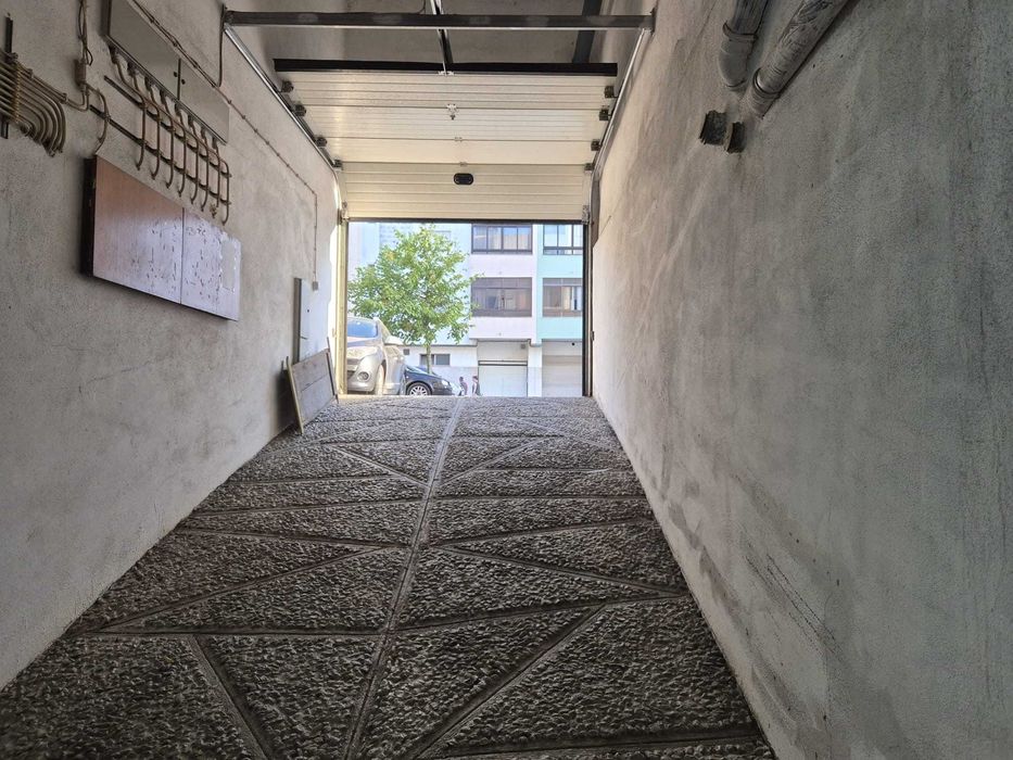 Arrenda-se Garagem Box 25m2 no centro do Feijó