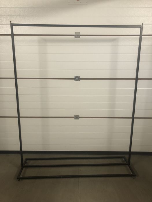 Stojaki do sklepu odziezowego