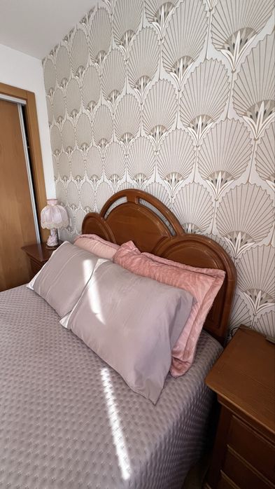 Cama com colchão e mesinhas de cabeceira