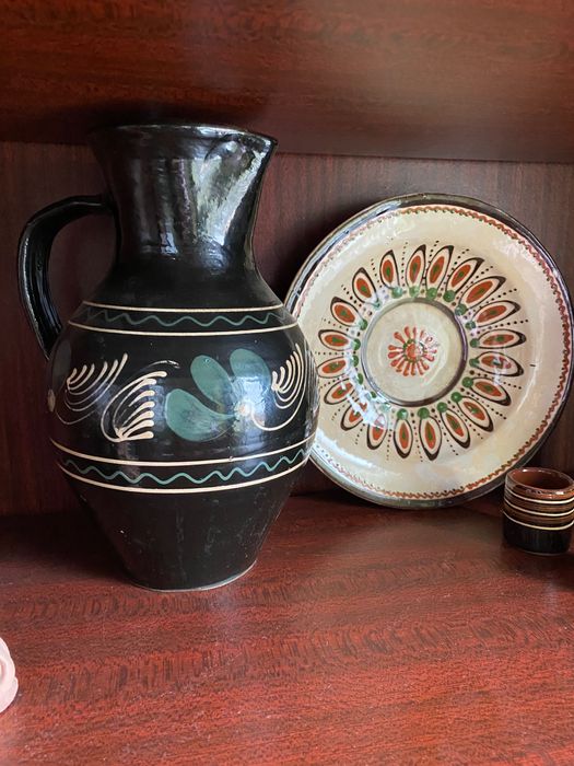 Посуд: тарілки, кувшин, чарочки, статуетки