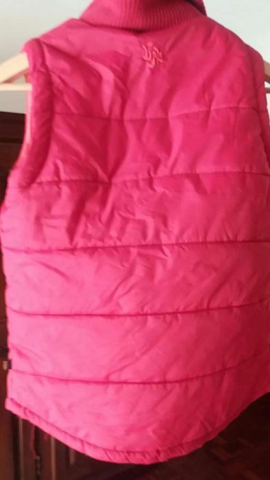 Casaco Bershka vermelho sem mangas