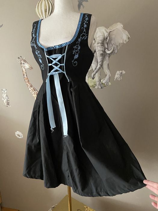 Czarna sukienka folk bawarska dirndl gorsetowe wiązanie