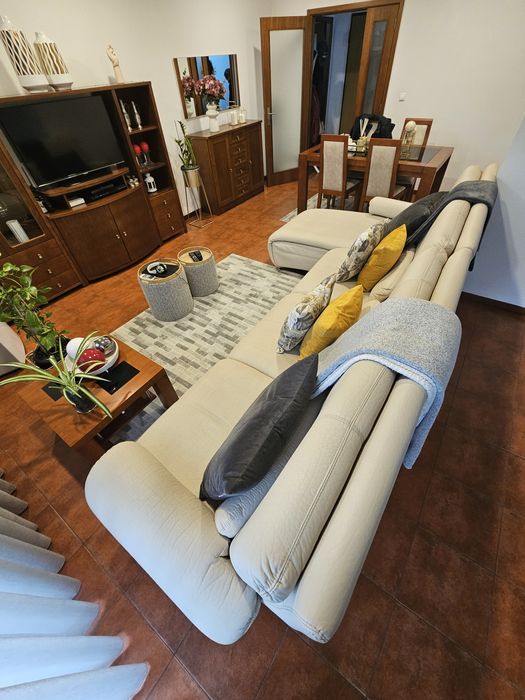 Sofá em pele com chaise longue (cor bege)