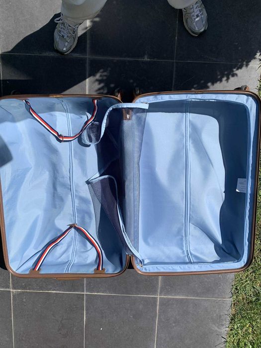 Mala de viagem grande com 4 rodas (marca Tommy Hilfiger)—em bom estado