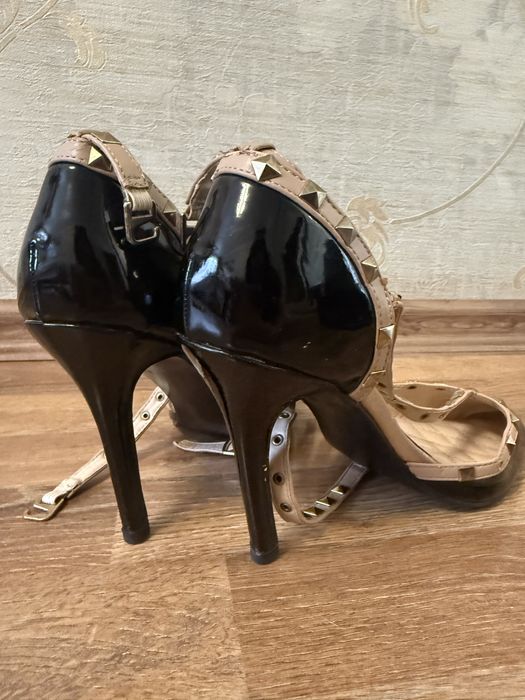 Туфлі на підборах