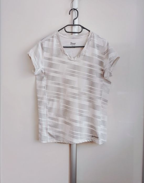 Biała koszulka sportowa Crivit L T-shirt funkcyjny na trening fitness kropki dekolt V
Długość 66 cm
Szerokość pod pachami 48 cm