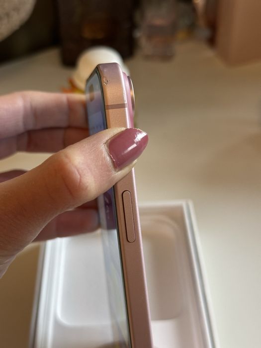 Iphone 15 różowy 89 % baterii