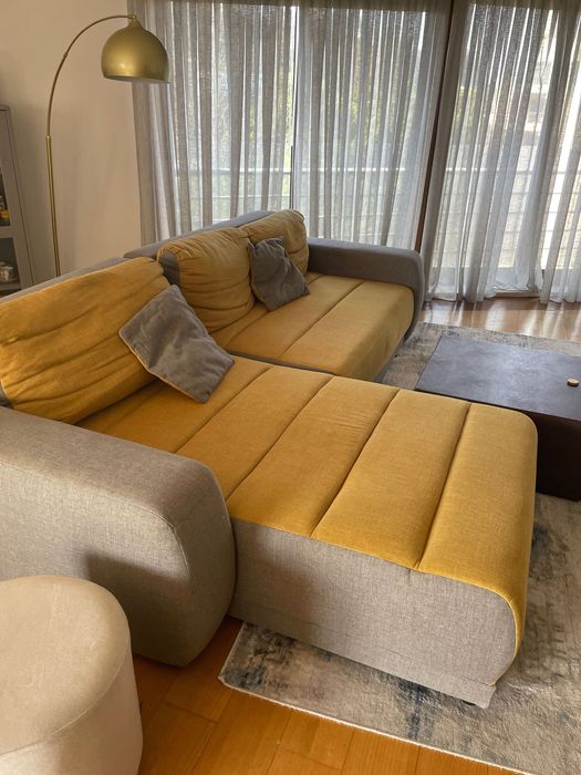Sofá com chaise long e arrumação