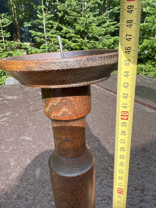 Stary dębowy toczony świecznik ze świecą kandelabr