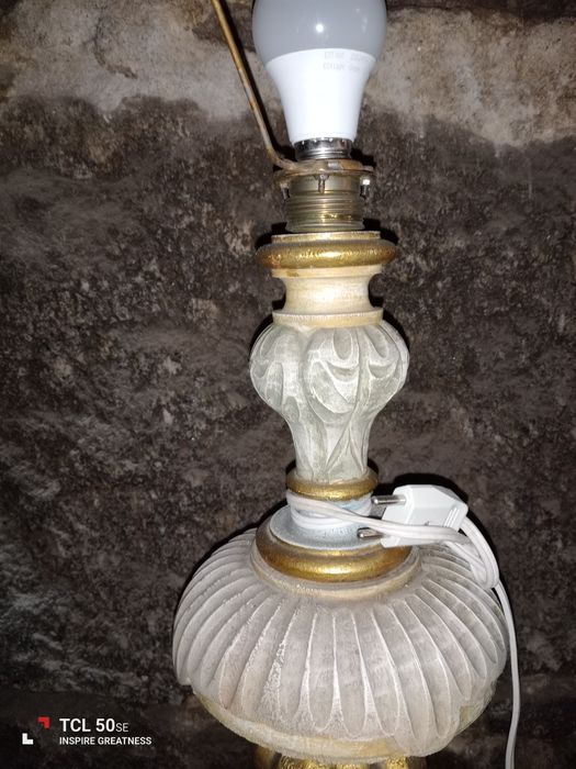 Candeeiro vintage tem mais de 100 anos, a precisar de restauro.