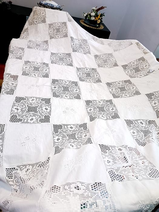 Grande toalha de mesa.