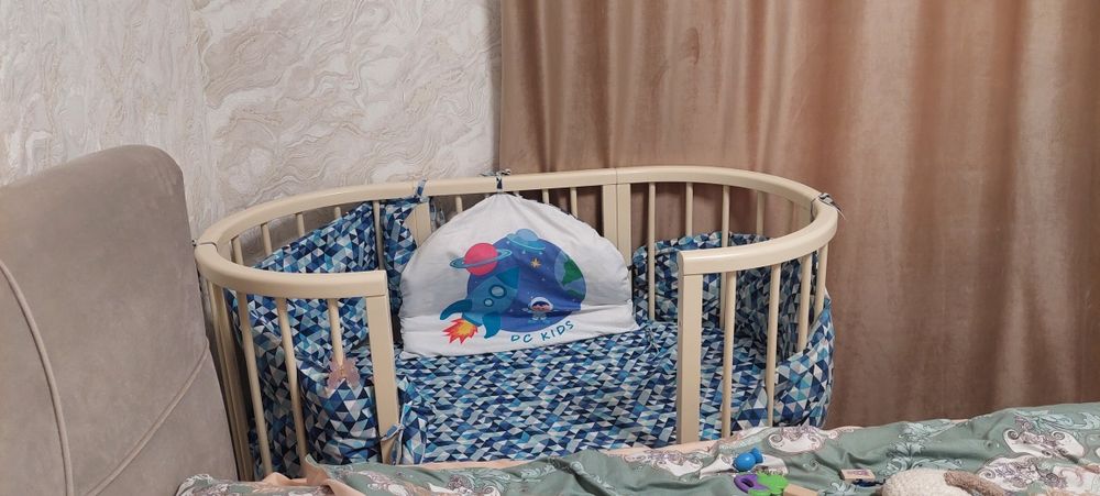 Ліжечко дитяче підходить від 0 до 4 років. Стан ідеальний в комплекті