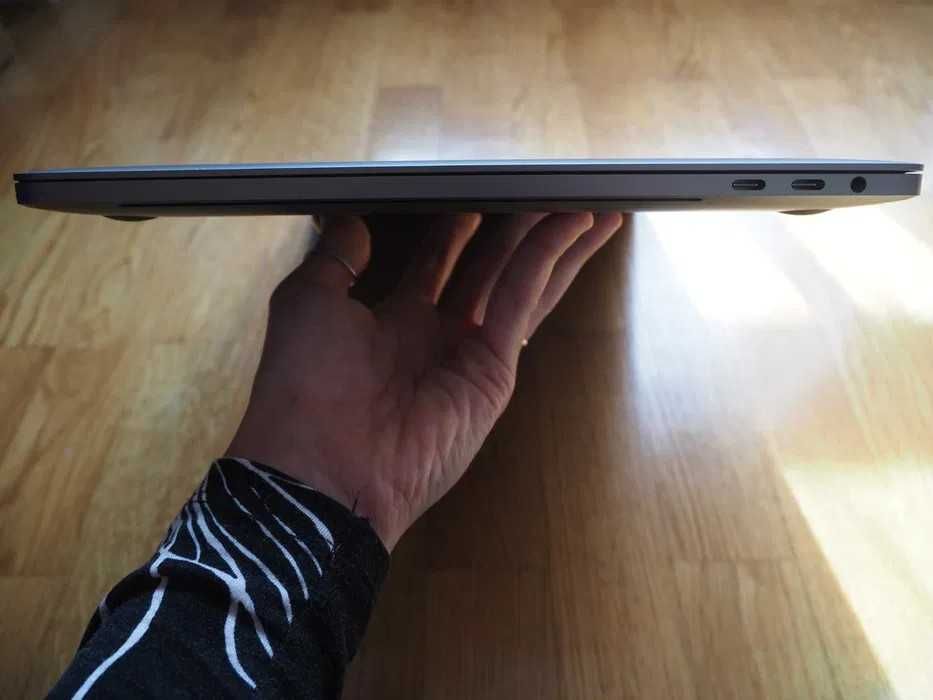 Macbook pro 15'' i9 8-cores, 32Gb Ram, 500Gb, RandeonPro vega 20 4Gb