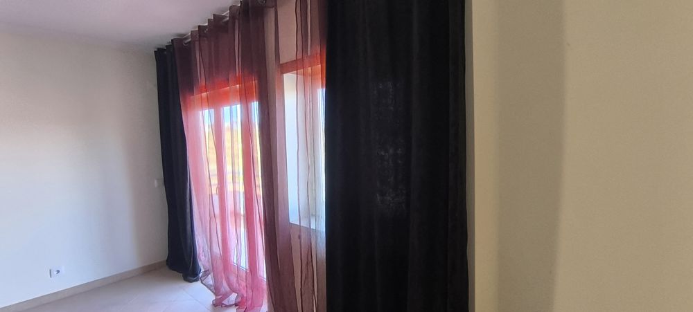 Cortinados pretos e vermelhos