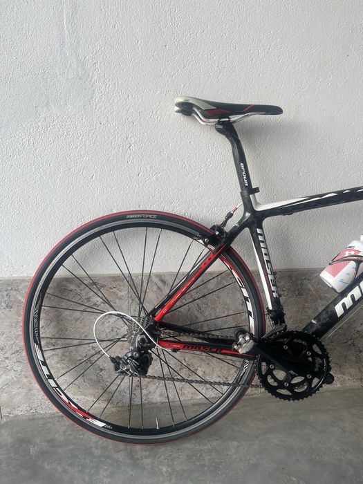 Bicicleta de ciclismo Moser 111 em carbono.