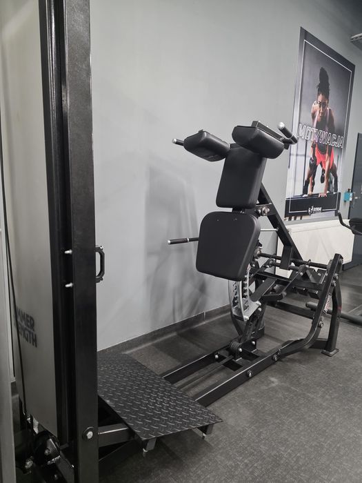 TANIO SZYBKO Maszyna do przysiadów Hammer Strength V-Squat MTS