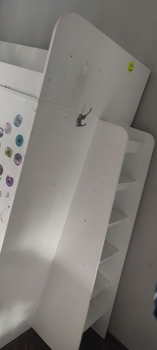 Дитяча стінка: стіл, ліжко, шафа.