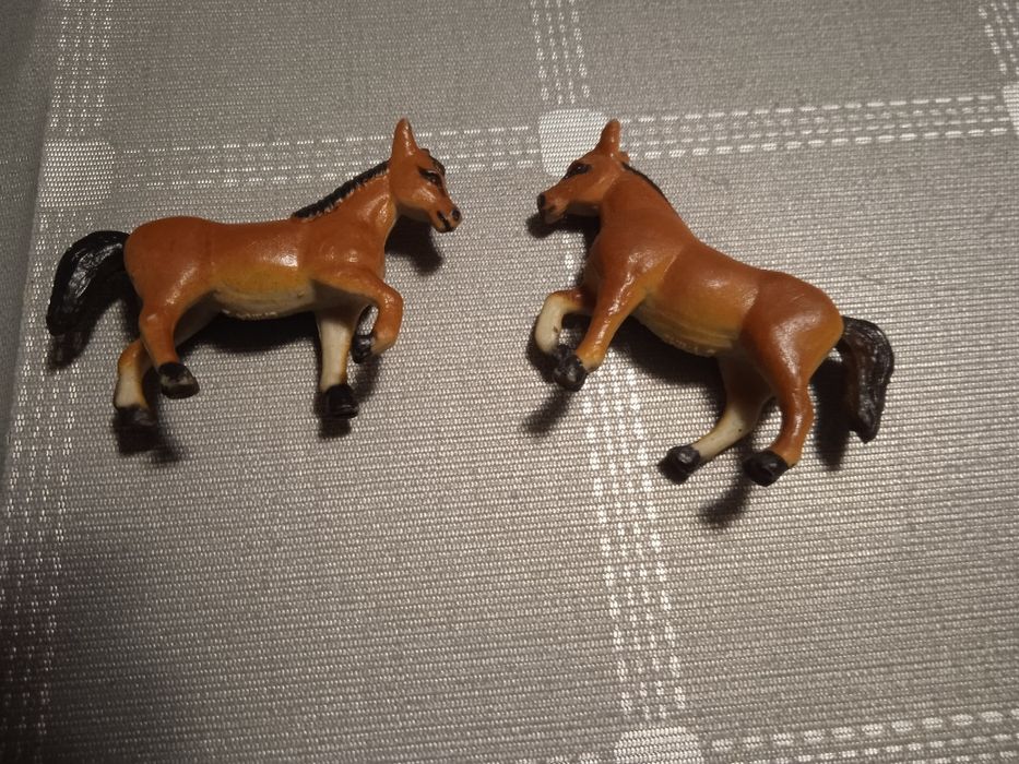 Продам  пару  веселых лошадок