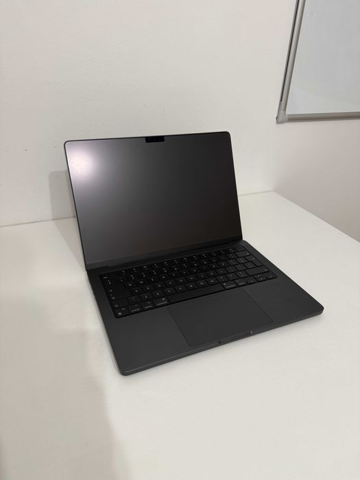 Macbook Pro M3 18GB RAM 512GB SSD - Gwiezdna Czerń