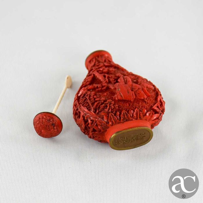 Frasco de Rapé (snuff bottle) laca Cinnabar e metal, 1ª metade séc. XX