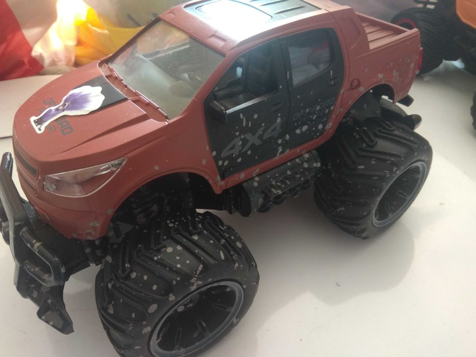 На дистанційному керуванні різні авто