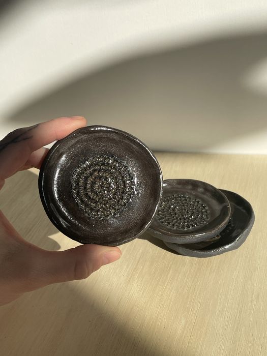 Ceramika: ręcznie robiona tarka do czosnku (minia•clay)